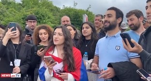 Студенты консерватории с участниками шествия из Киранца в Ереван. Кадр видео News.am https://www.youtube.com/watch?v=JMFHqNOiPyg