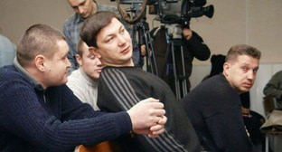 Эдуард Ульман (в центре). Фото: https://memorialcenter.org/ru/news/delo-ulmana-kak-putin-obvinil-olega-orlova-v-v-popytke-razvalit-armiyu