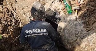 Сотрудник "Нальчикского водоканала" устраняет аварию на водоводе. Кадр из видео https://t.me/mup_nalchikskii_vodokanal/250