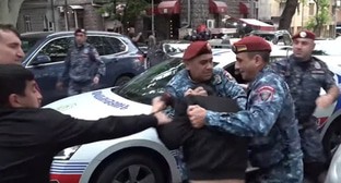 Задержания в Ереване, стоп-кадр видео канала NEWS AM https://www.youtube.com/watch?v=eIA1DNJmEAo