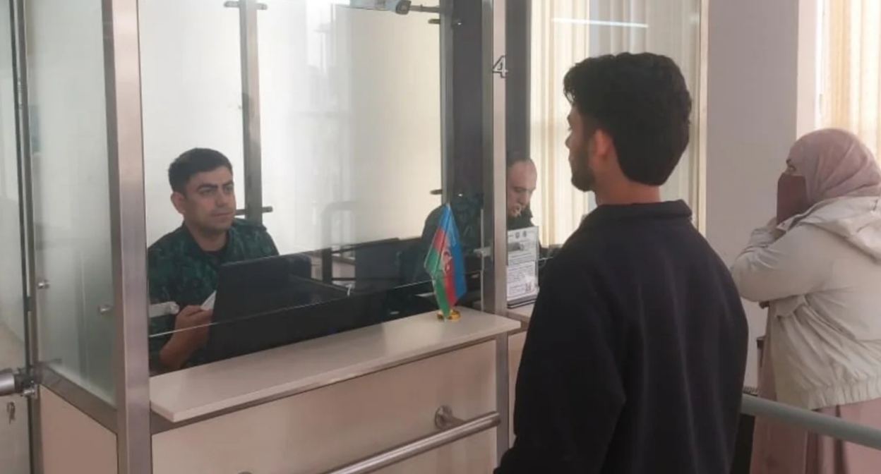 Люди на погранпереходе из Ирана в Азербайджан. Фото: Report https://report.az/xarici-siyaset/irandan-azerbaycana-indiyedek-2-921-nefer-texliye-olunub Люди на погранпереходе из Ирана в Азербайджан. Фото: Report https://report.az/xarici-siyaset/irandan-azerbaycana-indiyedek-2-921-nefer-texliye-olunub