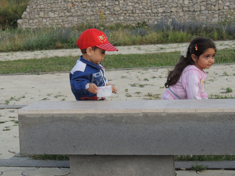 Детишки во дворе церкви Казанчецоц. 