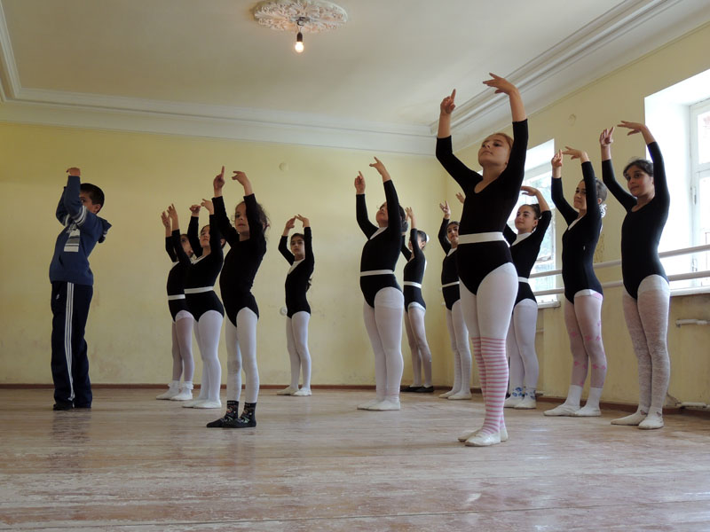 Мелкие в балетной группе в спортивном дворце с.Чартар.