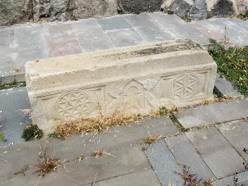Надгробный камень во дворе монастыря. Цицернаванк.