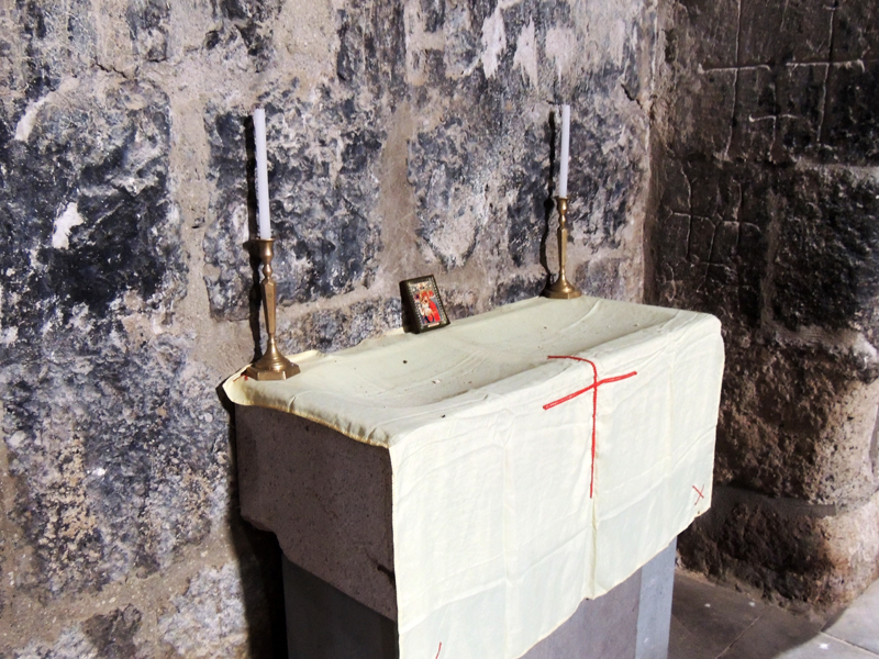 Каменная "ванна" для крещения детей в монастыре Цицернаванк.