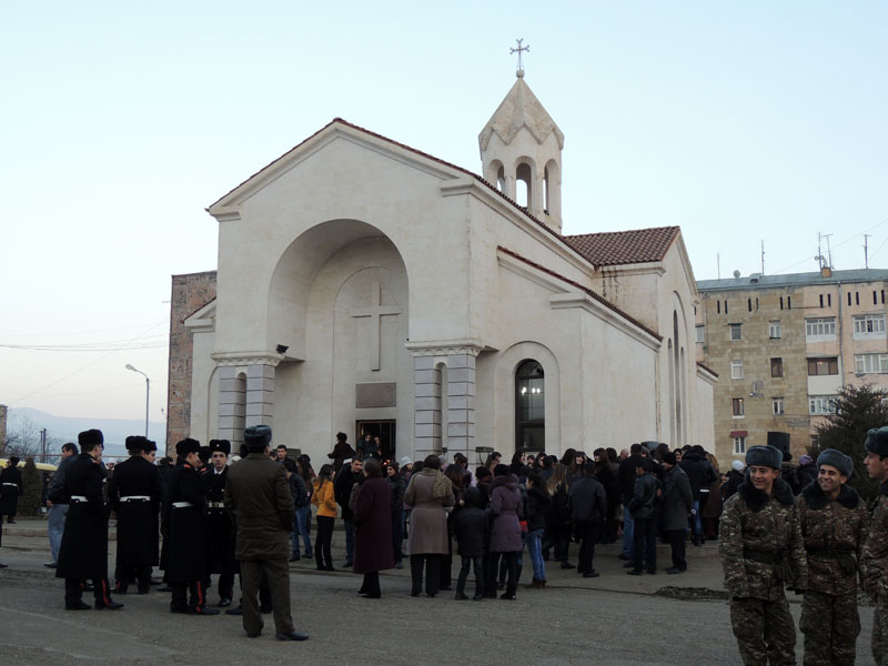 Перед Степанакертской церковью собираются люди.