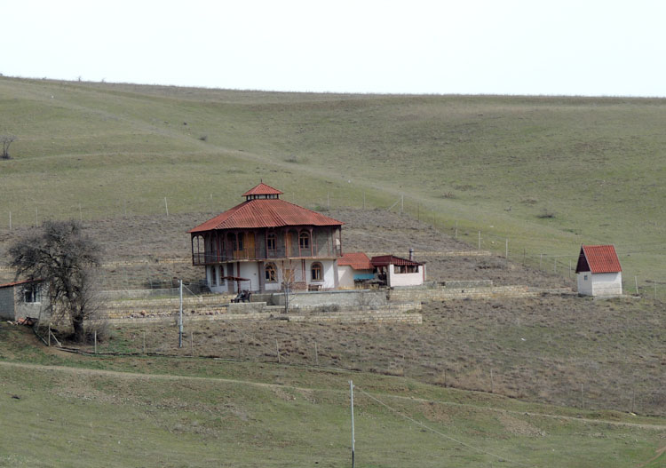 Этот дом (дача) на краю села, на склоне горы построил житель этого села, ныне проживающий в РФ. Каждый год с семьёй приезжает сюда отдыхать.
