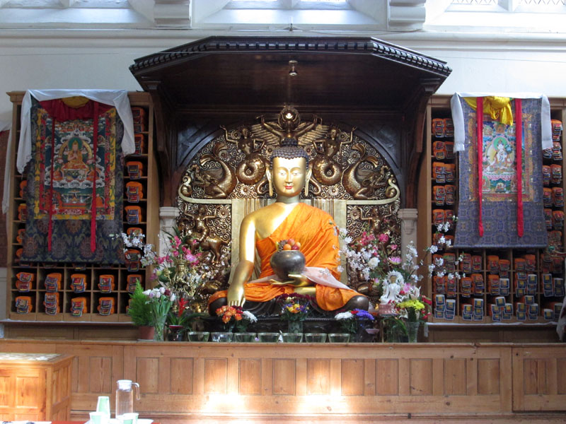 В буддийском центре. На переднем плане Будда.