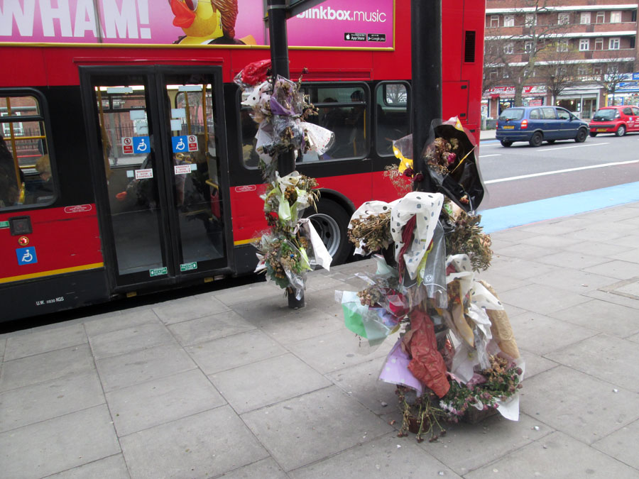 Лондон. Высушенные букеты цветов на остановке.