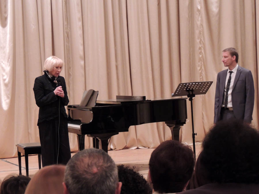 Вера Таривердиева и Виктор Коноплёв открывают концерт в Доме ммолодёжи в Степанакерте.