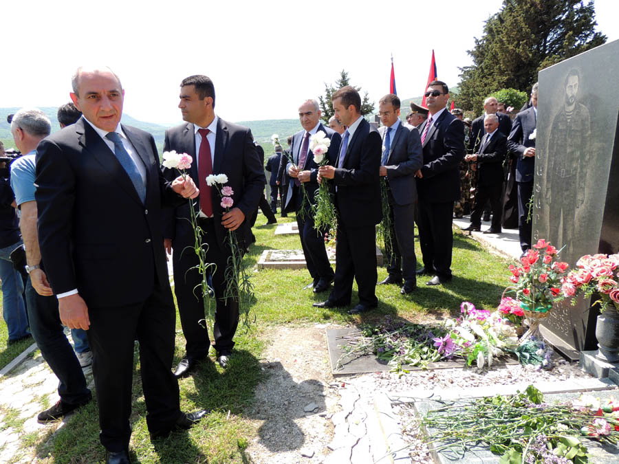 Президент НКР Бако Саакян у могылы погибшего азатамартика.