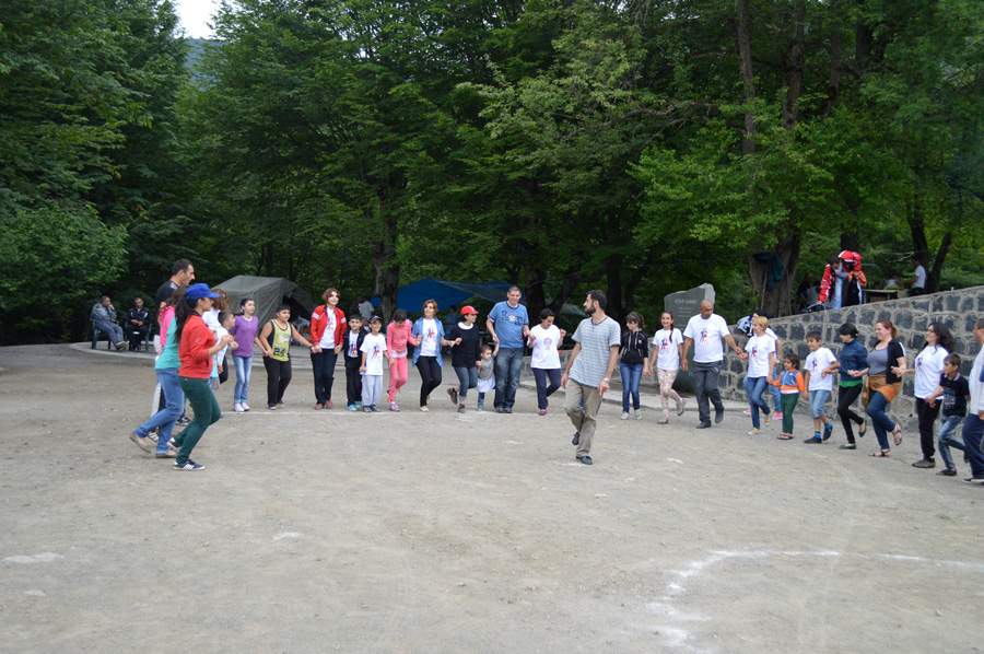 Саркис обучает участников лагеря как правильно танцевать армянские народные танцы
