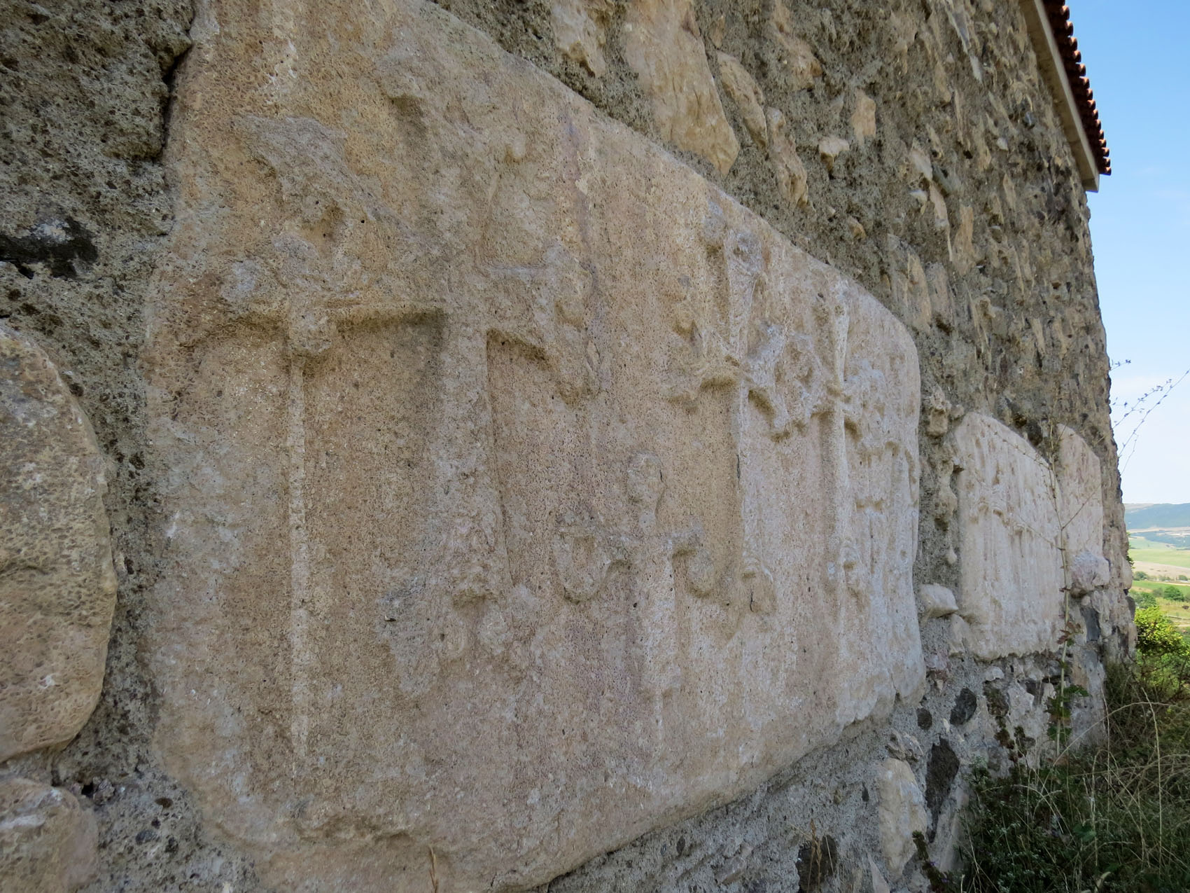 Хачкары, замурованные в стену. Северная сторона монастыря.
