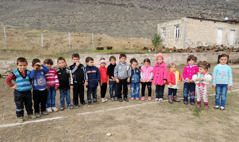 Мелкие - 14 малышей подготовительной группы школы, плюс двое совсем мелких, кторые, увидев фотоаппарат, тоже изъявили желание сфотогрпфироваться. :-)