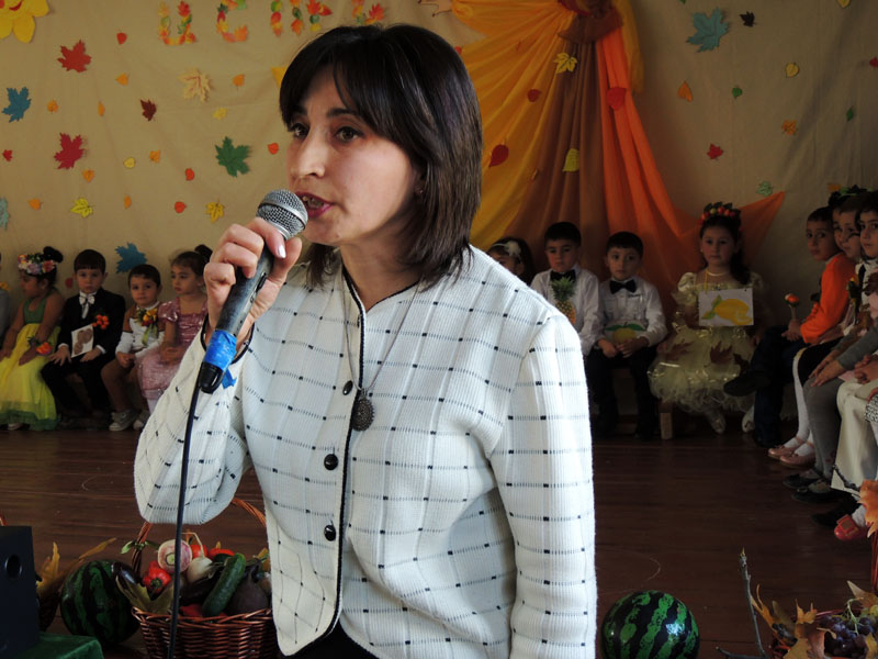 Организатор мероприятия в школе №10 Арфеня Акопян, классрук.