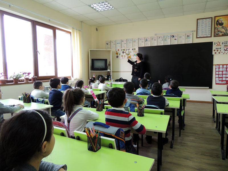 Педагог Армине Мирзоян проводит урок армянского языка в первом классе.