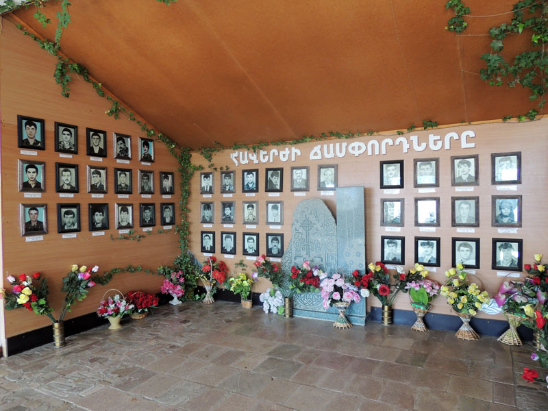 Фотографии выпускников школы №10, погибших в Карабахской войне.