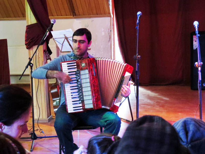 Гаро Серпекян из Иордании исполняет на аккордеоне Булбули из Саят Новы.