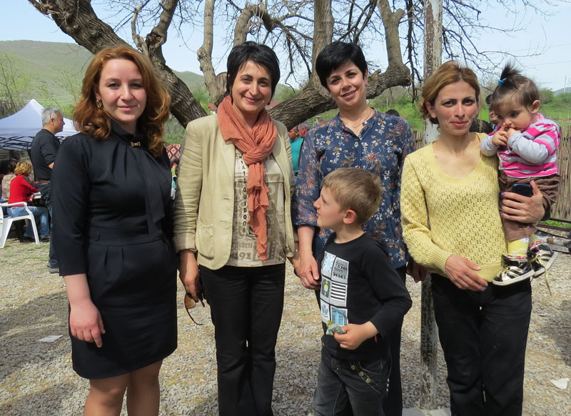 Министр культуры НКР Нарине Агабалян (третья слева), её заместитель Гаяне Григорян (слева от неё) с гостями.