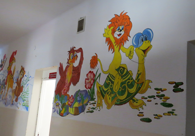 Сцены из мультиков на стене детской больницы г.Гадрута 2.