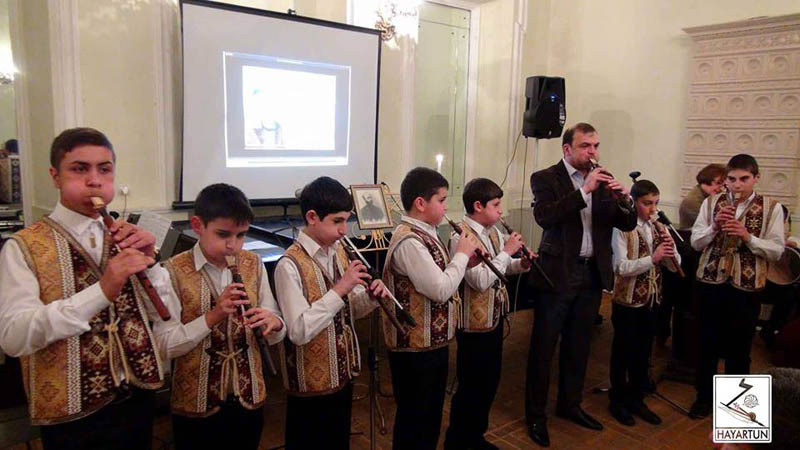 Ученики класса дудука и зурны армянского культурного центра  Айартун г.Тбилиси, исполняют Tsagik es.