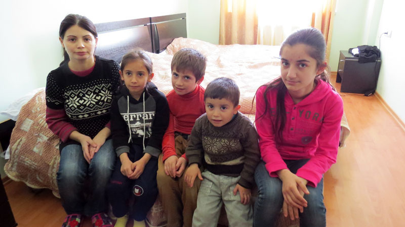 Сирануш Хачатрян (крайняя слева), беженка из Мартакерта со своими детьми.