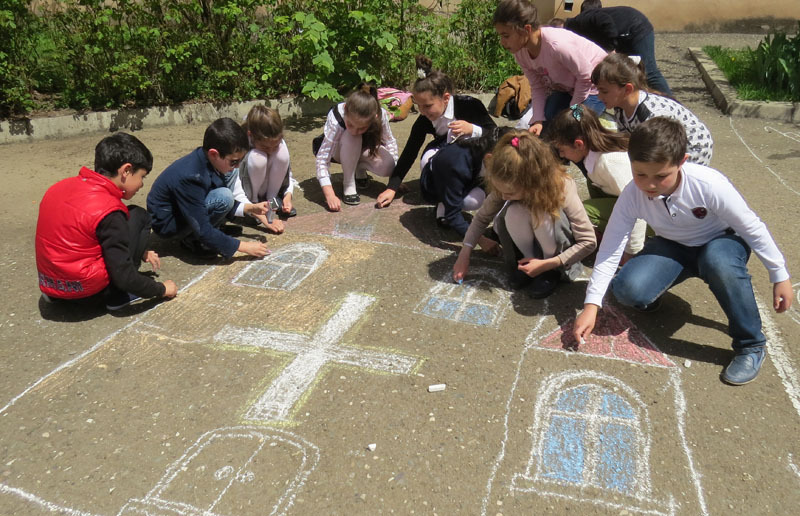 Дети рисуют церковь.