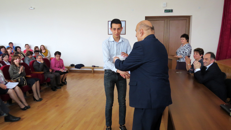 Награждение ученика Степапакертской школы №11 Арама Асцатряна.