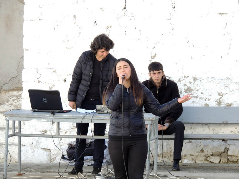Лилит Шекян, солистка группы исполняет песню 