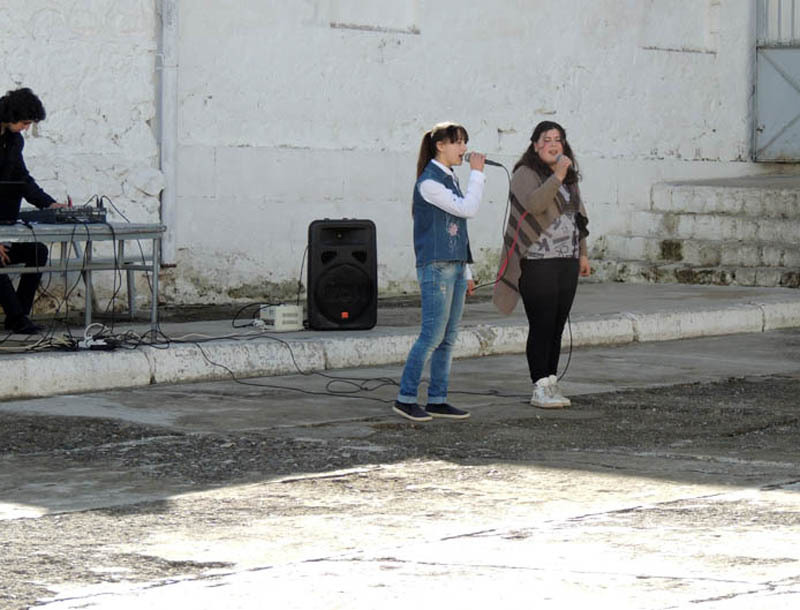 Ученики песенного кружка Центра Мариам Саркисян (слева) и Лусине Шекян исполняют песню Осень.