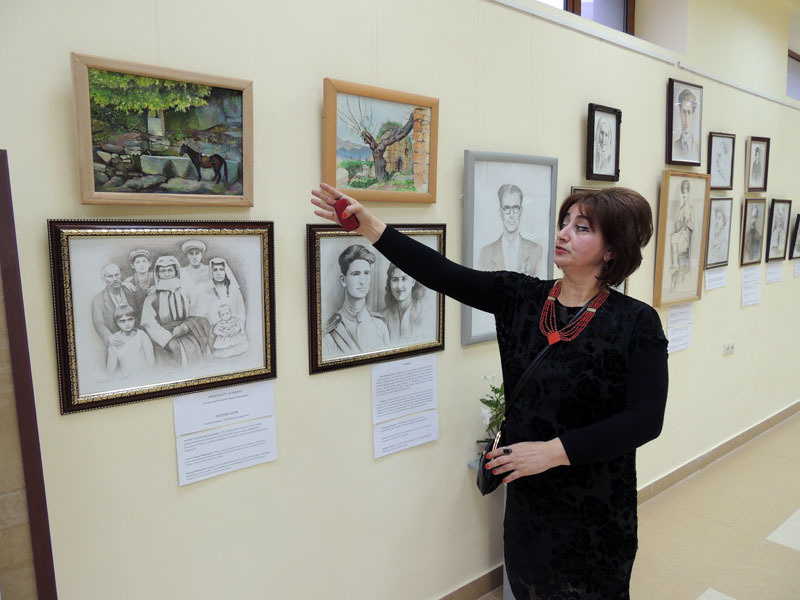 Тамара Марданян показывает свои работы.
