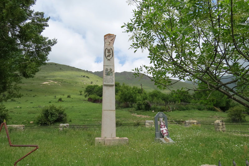 Памятник Хцабердцам, погибших в Великой Отечественной и Карабахской войнах.
