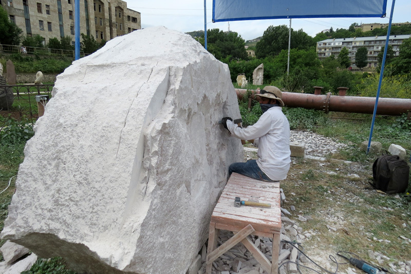 Скульптор Канта Кишоре Моарана (Индия). Во-втрой раз принимает участие в симпозиуме в Шуши.