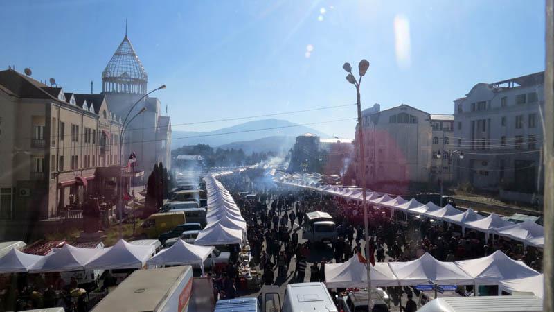 На главной площади Степанакерта установлены палатки для проведения  сельхозярмарки.