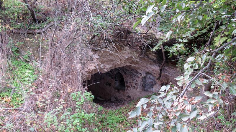Спитак Хач Ванк (XIV в.) Пещерная землянка, где могли укрыться от холода и зноя путники, монахи…