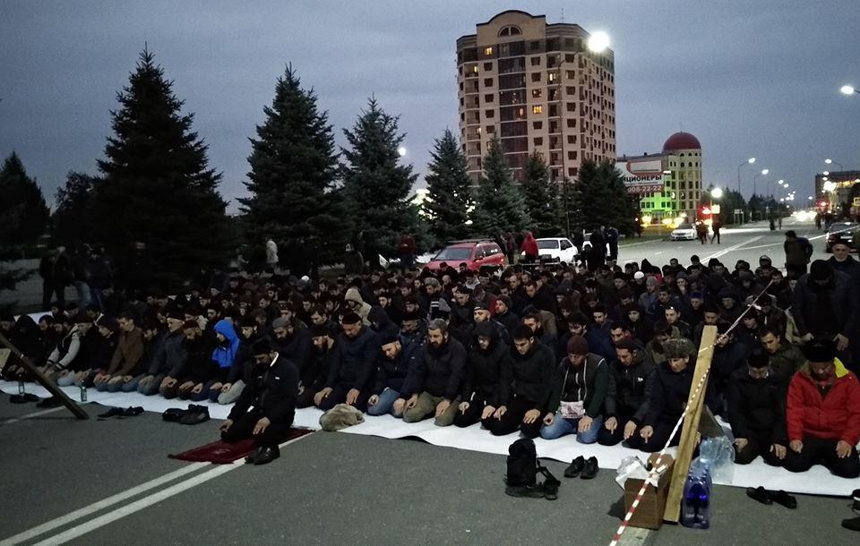 Протестующие в Магасе молятся на площади. Фото предоставлено "Кавказскому узлу" Якубом Гогиевым Протестующие в Магасе молятся на площади. Фото предоставлено "Кавказскому узлу" Якубом Гогиевым
