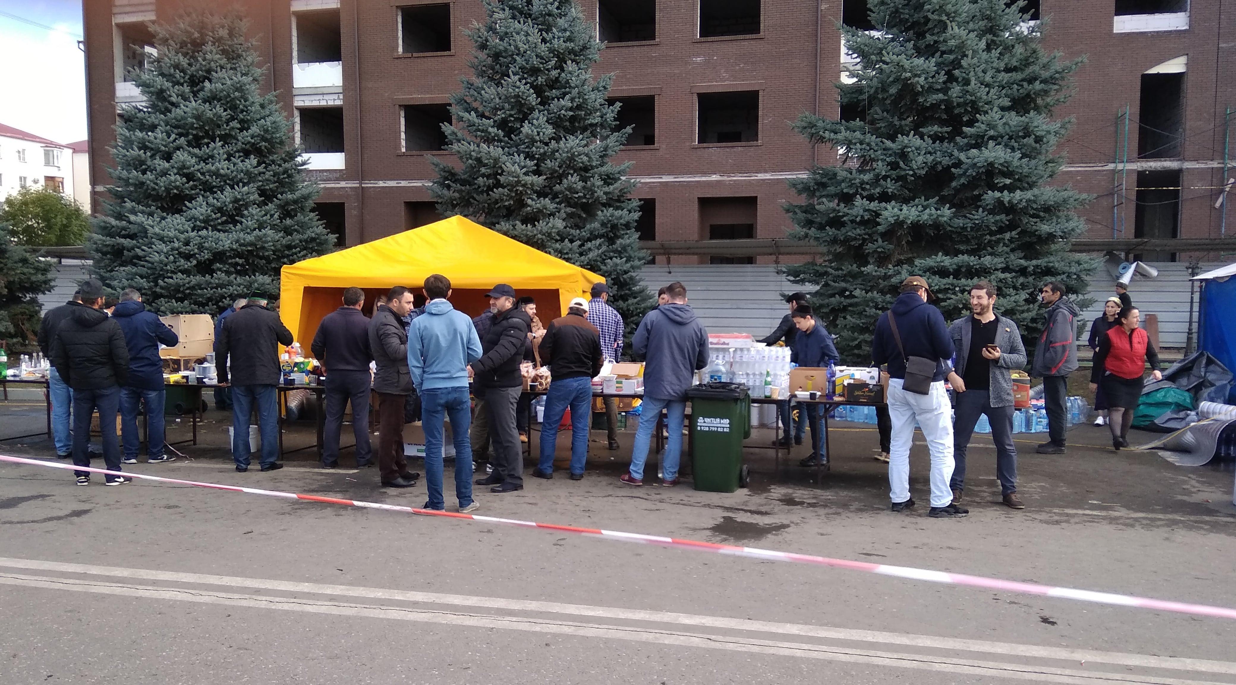 Участники акции протеста в Магасе. 6 октября 2018 года. Фото Умара Йовлоя для "Кавказского узла" Участники акции протеста в Магасе. 6 октября 2018 года. Фото Умара Йовлоя для "Кавказского узла"