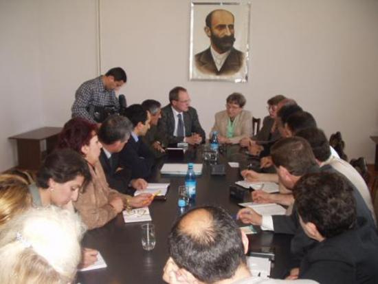 Пресс-конференция МРГ в Степанакерте. 2004г. (Св. Ганнушкина, Б.Клазен, П.Закареишвили, К. Минасян, Аваз Гасанов и я).