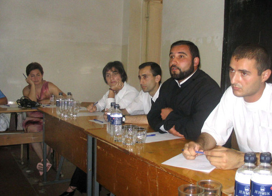 провели круглый стол по теме: "Религиозные меньшинства и отношение современного карабахского общества к ним". 