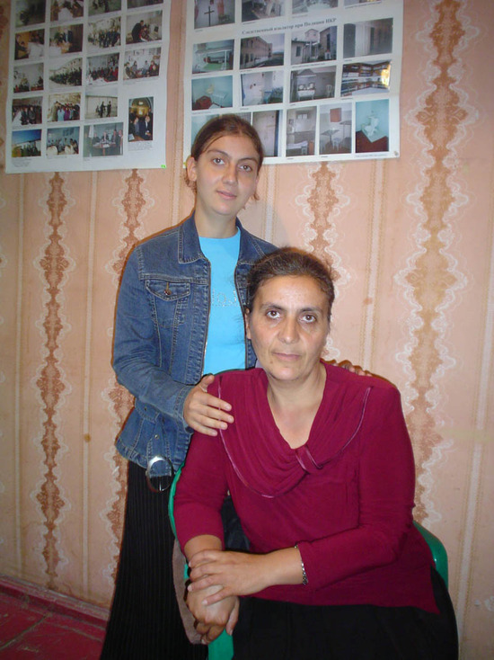 Мать Гагика Мирзояна Анна и сестра Гаяне, тоже представители ЕХБ, в нашем офисе.