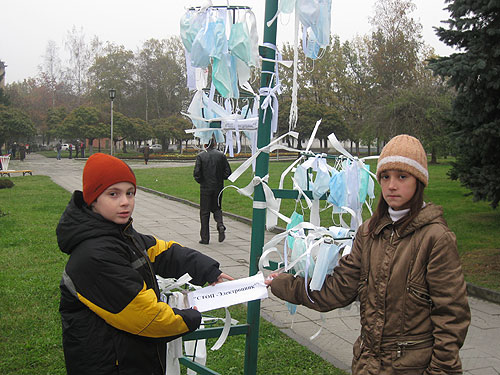 Владикавказ, участники акции оставили белые ленты на площади 50 лет Октября. Фото "Кавказского Узла"