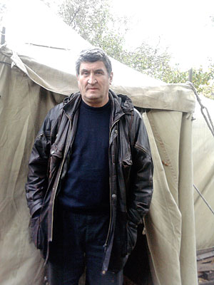 Григорий Дзасохов около своей палатки в Цхинвале. Фото "Кавказского Узла"