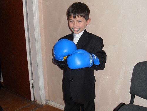 Воспитаннику детского дома "Виктория" Георгию Васадзе подарили боксерские перчатки. Фото "Кавказского Узла"