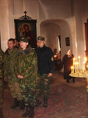 Российские пограничники в Сухумском кафедральном Соборе. Фото "Кавказского Узла"