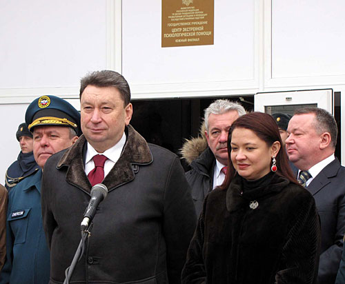 Замгубернатора Ростовской области Александр Бедрик и  директор Центра экстренной психологической помощи МЧС России Юлия Шойгу на открытии Южного филиала Центра экстренной психологической  помощи МЧС России. Ростов-на-Дону, 15 декабря 2009 года. Фото "Кавказского Узла"