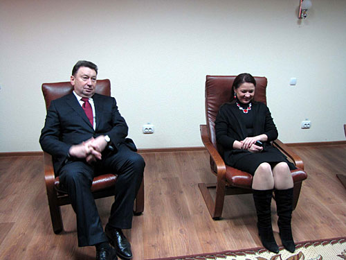 Замгубернатора Ростовской области Александр Бедрик и директор Центра экстренной психологической помощи МЧС России Юлия Шойгу в релаксационных креслах. Ростов-на-Дону, 15 декабря 2009 года. Фото "Кавказского Узла"