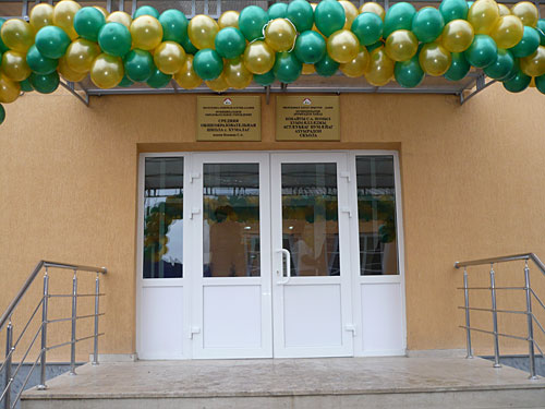 Вход в здание новой школы. Фото "Кавказского Узла"