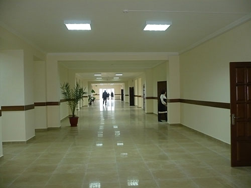 В новой школе светлые и просторные коридоры. Фото "Кавказского Узла"