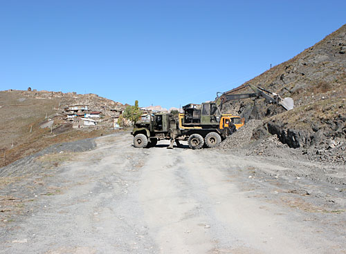 Строящаяся дорога проходит возле небольших горных сел. Фото "Кавказского Узла"