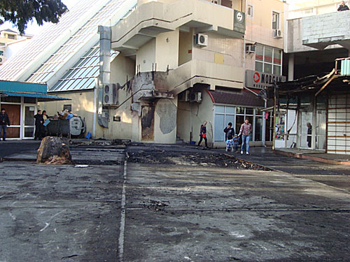 После пожара в районе четвертого блока Торговой галереи в Сочи, 31 декабря 2009 года. Фото "Кавказского Узла"